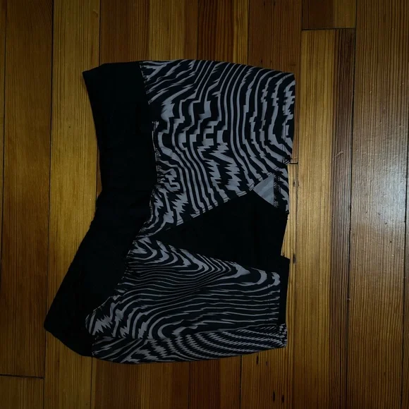 Nike - Print / Pattern Shorts - Picture 2 of 4